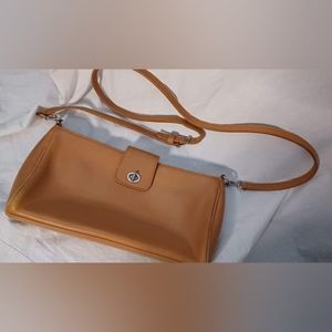 Coach vintage leather tan crossbody B1P- 9818 1990s